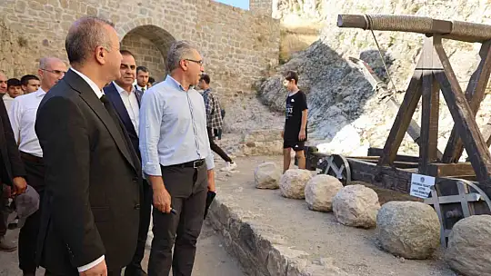 Vali Hatipoğlu, Harput Kalesi'ndeki kazı ve restorasyon çalışmalarını inceledi