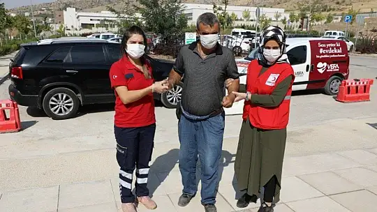 Vali maskelerini almıştı, hem tedavisi başladı, hem de maaş bağlandı
