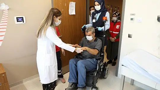 Vali maskelerini almıştı, hem tedavisi başladı, hem de maaş bağlandı
