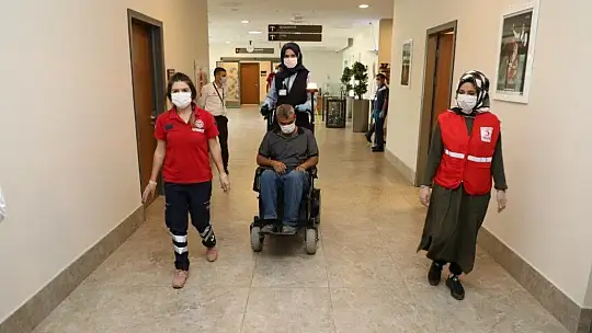 Vali maskelerini almıştı, hem tedavisi başladı, hem de maaş bağlandı