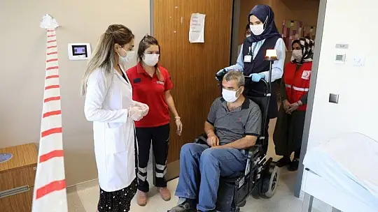Vali maskelerini almıştı, hem tedavisi başladı, hem de maaş bağlandı