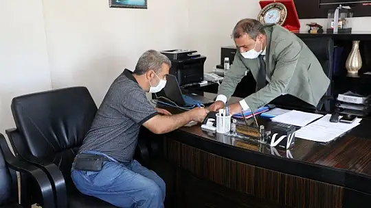 Vali maskelerini almıştı, hem tedavisi başladı, hem de maaş bağlandı
