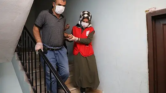 Vali maskelerini almıştı, hem tedavisi başladı, hem de maaş bağlandı