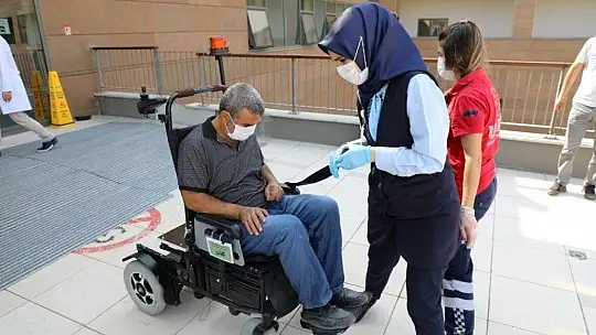 Vali maskelerini almıştı, hem tedavisi başladı, hem de maaş bağlandı