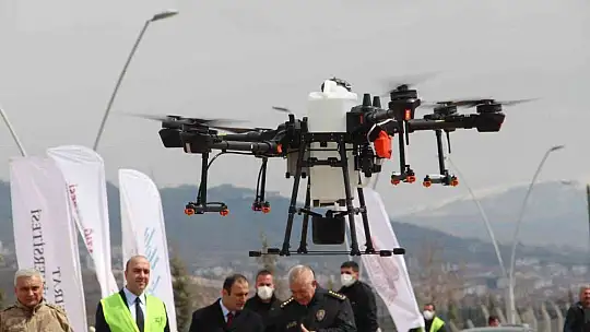 Vali Ömer Toraman, lavanta bahçesini dron ile ilaçladı