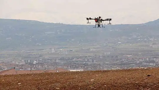 Vali Ömer Toraman, lavanta bahçesini dron ile ilaçladı