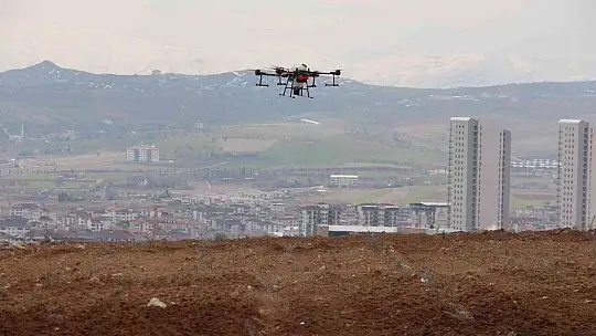 Vali Ömer Toraman, lavanta bahçesini dron ile ilaçladı