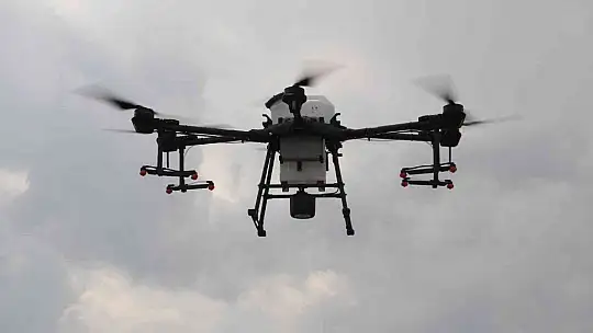 Vali Ömer Toraman, lavanta bahçesini dron ile ilaçladı