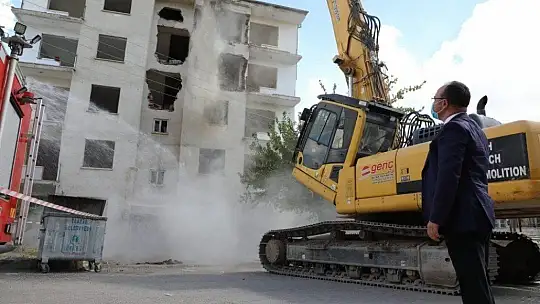 Vali Yırık, kapı kapı gezip gönüllere dokunuyor