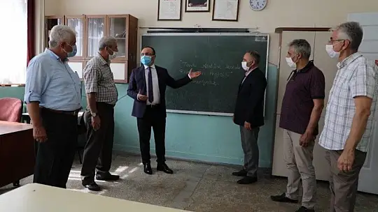 Vali Yırık, kapı kapı gezip gönüllere dokunuyor