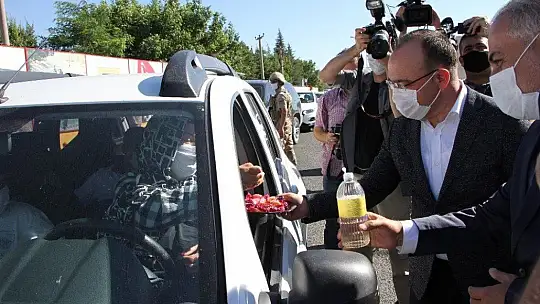 Vali Yırık'tan sürücülere şeker, kolonya