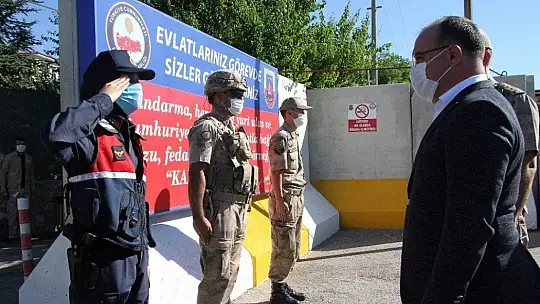 Vali Yırık'tan sürücülere şeker, kolonya