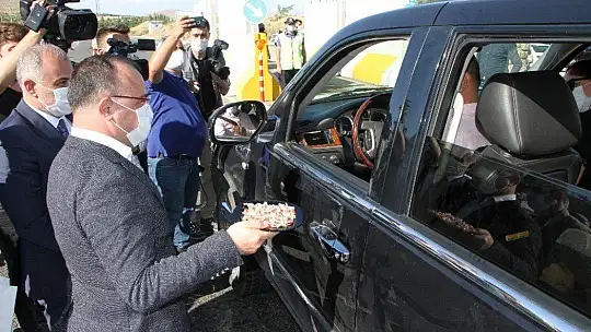 Vali Yırık'tan sürücülere şeker, kolonya