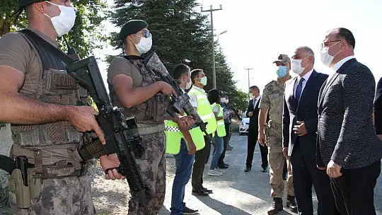 Vali Yırık'tan sürücülere şeker, kolonya