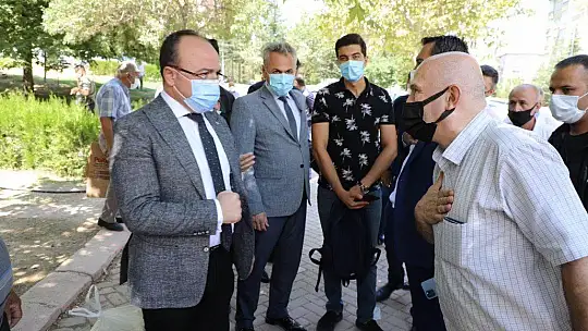 Vali Yırık'tan vatandaşlara anlamlı jest: Tezgahtaki ürünleri alıp halka ikram etti