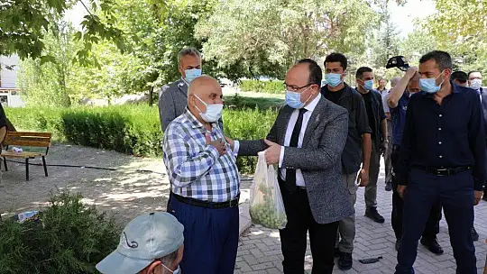 Vali Yırık'tan vatandaşlara anlamlı jest: Tezgahtaki ürünleri alıp halka ikram etti