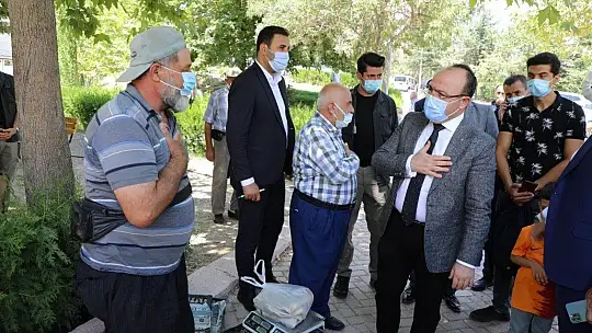 Vali Yırık'tan vatandaşlara anlamlı jest: Tezgahtaki ürünleri alıp halka ikram etti
