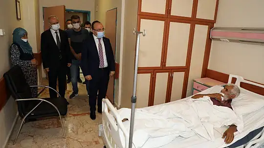 Vali Yırık, trafik kazasında yaralanan Dr. Öğr. Üyesi Dikici ile bir araya geldi