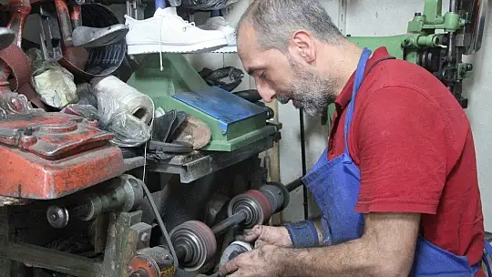 Vatandaşlar eskiyi atınca ayakkabı tamirciliği de unutuldu