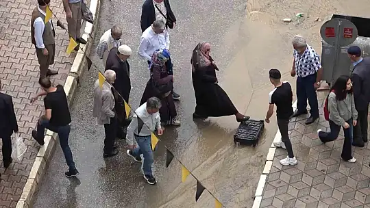 Vatandaşlardan dereye dönen yola 'kasalı' çözüm