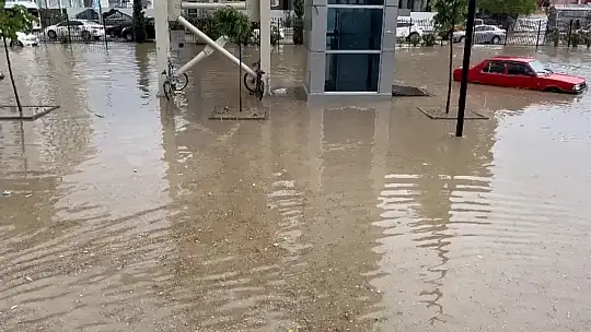 Vatandaşlardan dereye dönen yola 'kasalı' çözüm