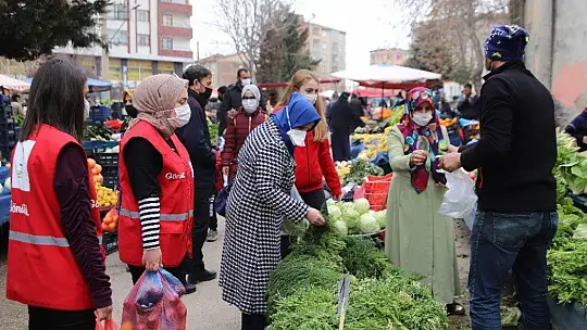 Vefalı gençler, pazara gitti yaşlılara yardım etti