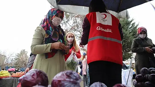 Vefalı gençler, pazara gitti yaşlılara yardım etti
