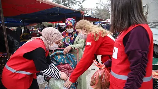 Vefalı gençler, pazara gitti yaşlılara yardım etti