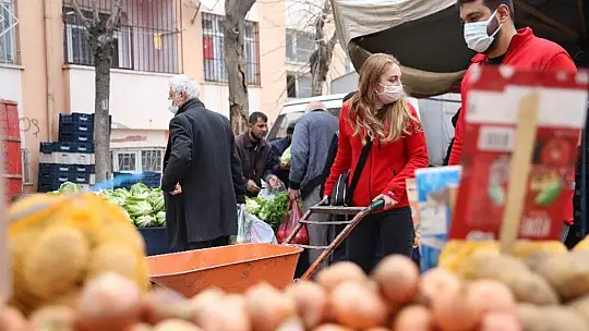 Vefalı gençler, pazara gitti yaşlılara yardım etti