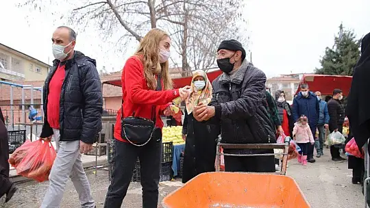 Vefalı gençler, pazara gitti yaşlılara yardım etti