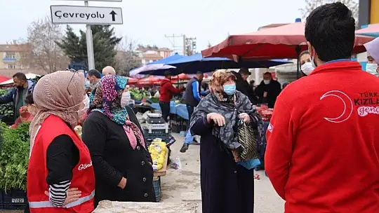 Vefalı gençler, pazara gitti yaşlılara yardım etti