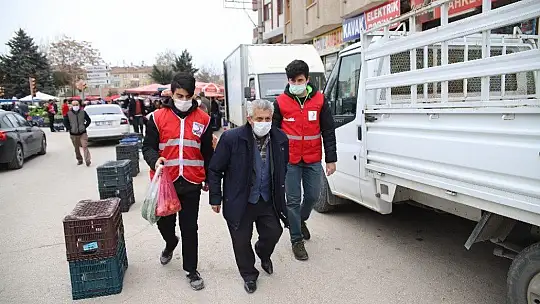 Vefalı gençler, pazara gitti yaşlılara yardım etti