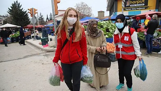 Vefalı gençler, pazara gitti yaşlılara yardım etti
