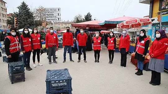 Vefalı gençler, pazara gitti yaşlılara yardım etti