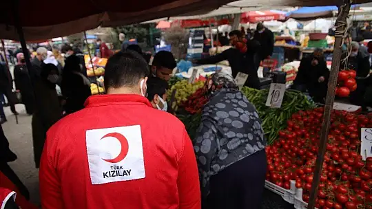 Vefalı gençler, pazara gitti yaşlılara yardım etti