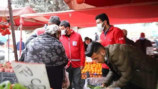 Vefalı gençler, pazara gitti yaşlılara yardım etti