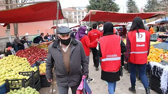 Vefalı gençler, pazara gitti yaşlılara yardım etti