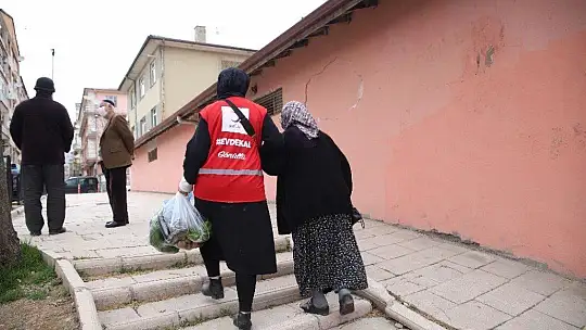 Vefalı gençler, pazara gitti yaşlılara yardım etti