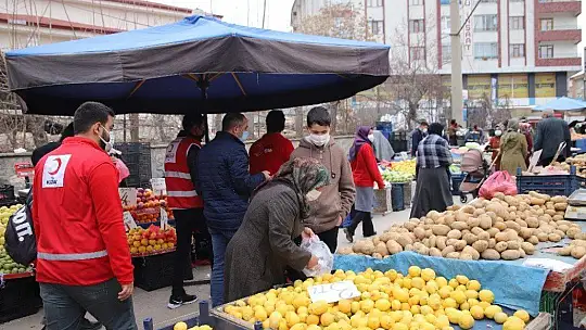 Vefalı gençler, pazara gitti yaşlılara yardım etti