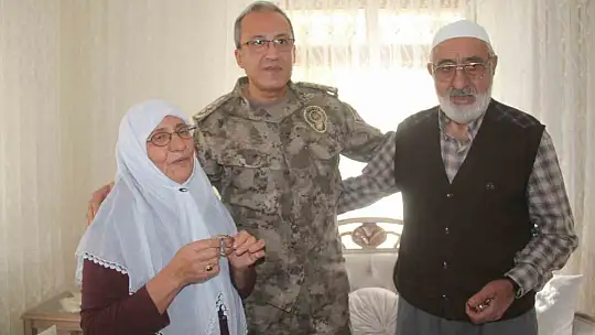 Vicdansızlar çalmıştı: Şehidin emanetini Emniyet Müdürü Karayel aileye bizzat teslim etti