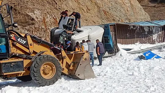 Virajı alamayan tuz yüklü tır devrildi: 1 yaralı