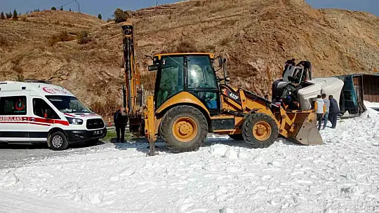 Virajı alamayan tuz yüklü tır devrildi: 1 yaralı