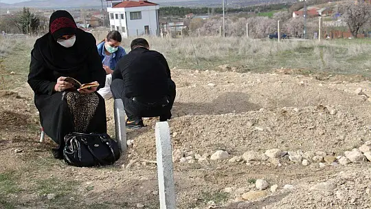 Virüsten aynı aileden 5 kişi 20 gün içinde vefat etti, çocukları herkesi uyardı