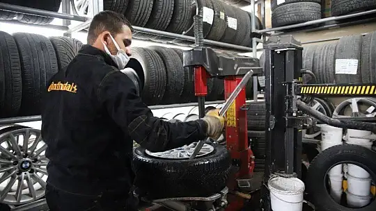 Yağış geldi, yasak başlamadan oto lastikçilerde yoğunluk başladı