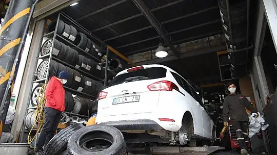 Yağış geldi, yasak başlamadan oto lastikçilerde yoğunluk başladı