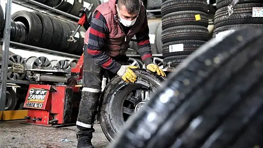 Yağış geldi, yasak başlamadan oto lastikçilerde yoğunluk başladı