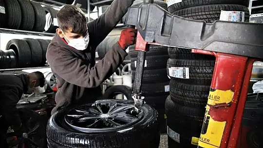 Yağış geldi, yasak başlamadan oto lastikçilerde yoğunluk başladı