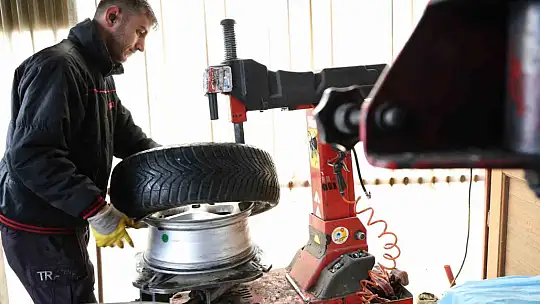 Yağış geldi, yasak başlamadan oto lastikçilerde yoğunluk başladı
