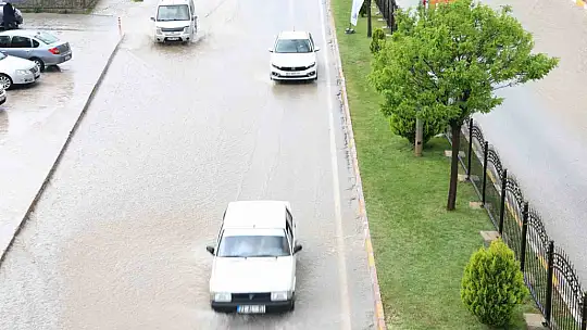 Yağmur alt geçidi suyla doldurdu, sürücüler güçlük çekti