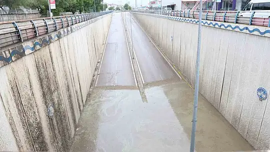 Yağmur alt geçidi suyla doldurdu, sürücüler güçlük çekti